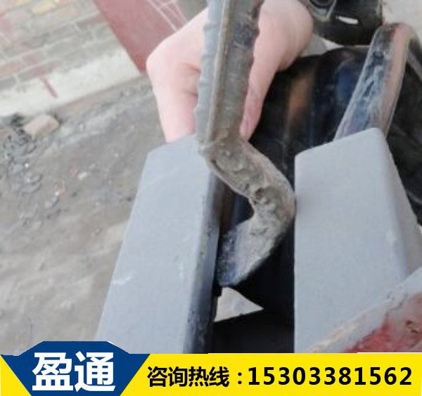 安裝橋梁伸縮縫膠條.jpg 安裝橋梁伸縮縫膠條.jpg